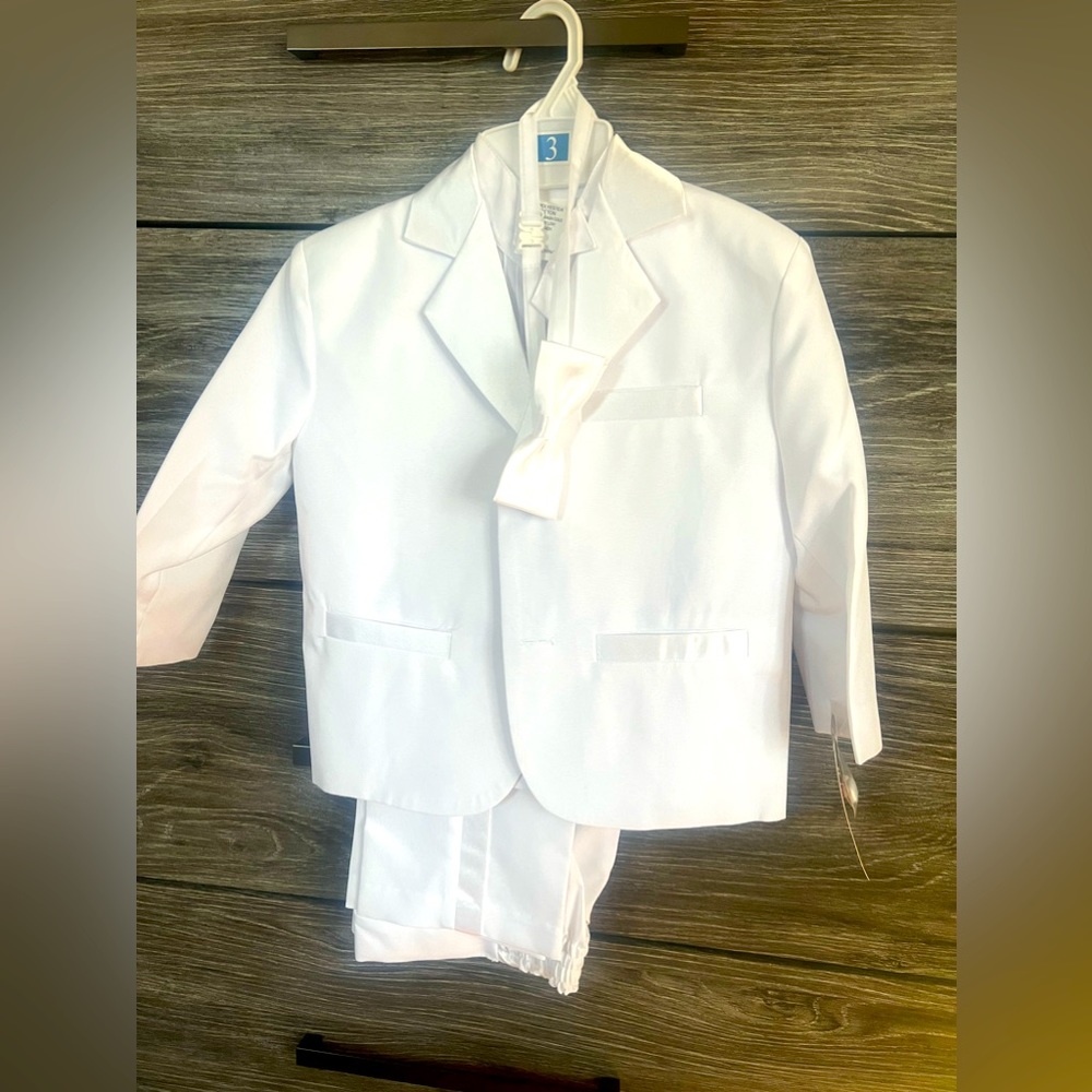Childrens 5 pc suit. Size 3. Comes w/ jacket,vest,shirt, pants & bow tie. BNWT
